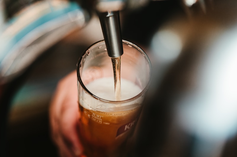 冷えたビールで乾杯!週末家飲みの最高の一杯
